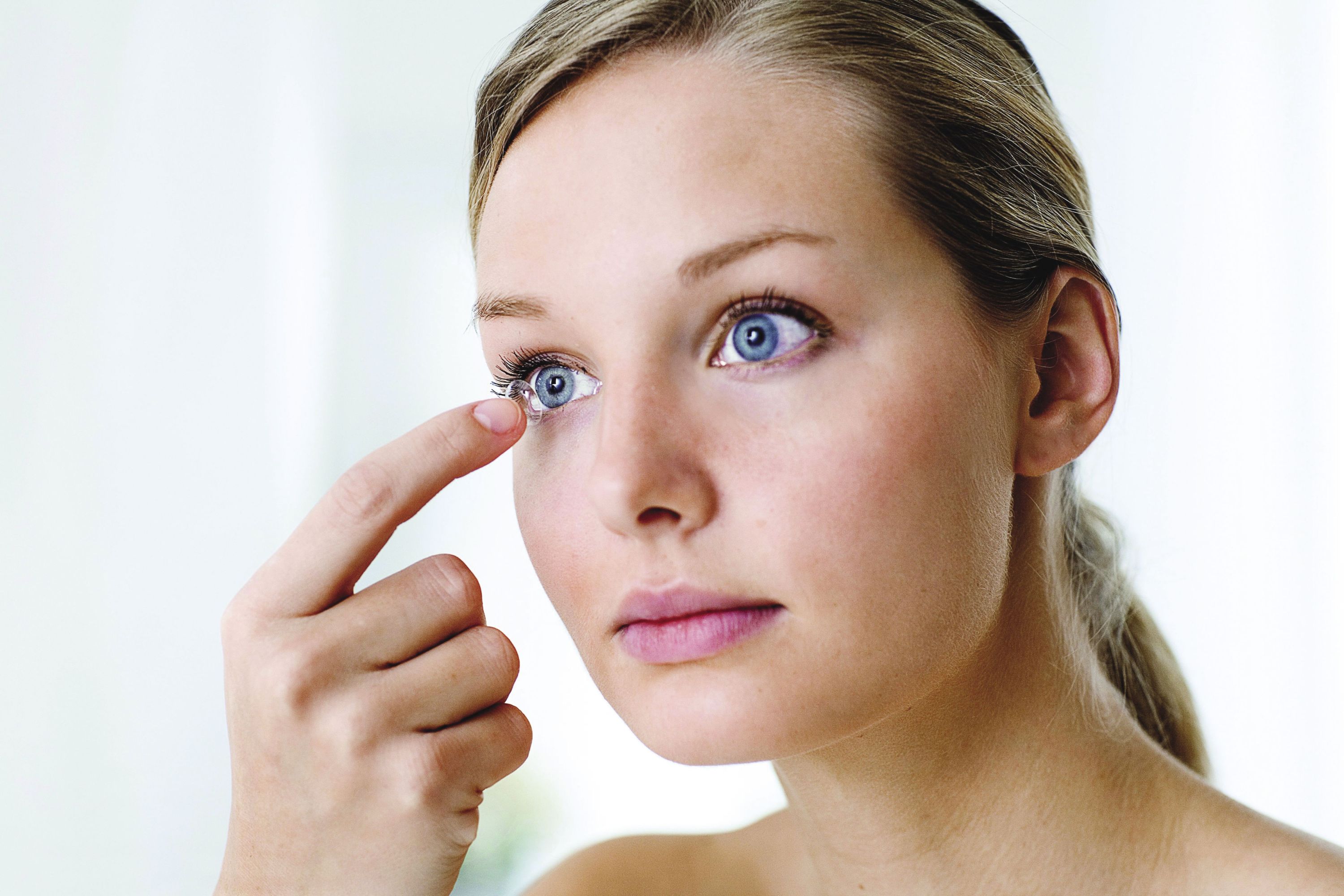 Надевать линзу