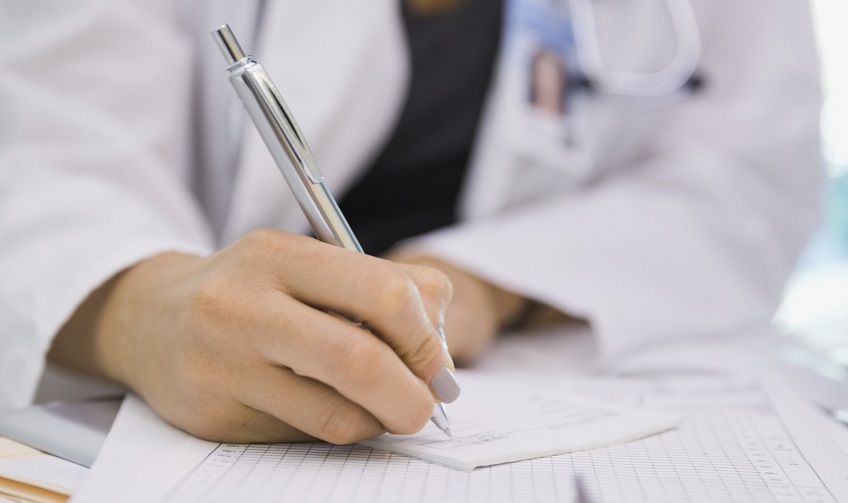 Врач выписывает рецепт