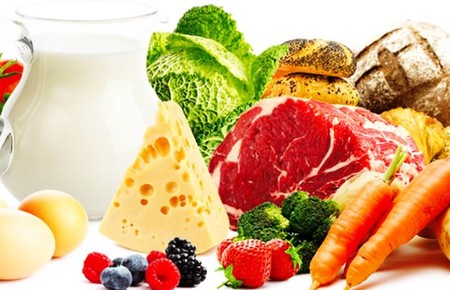 Некоторые врачи рекомендуют употреблять больше продуктов с содержанием такого вещества, как ликопен. Больным рекомендуют ежедневно съедать несколько свежих томатов или выпивать стакан-другой томатного сока.