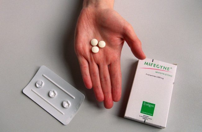 Препарат французского производства, считается наиболее надежным средством для прерывания беременности до шести недель. Его эффективность приближена к 100%. Обладает высокой переносимостью