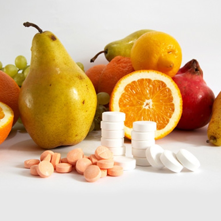 Аскорбиновая кислота (витамин С) – средство, которое укрепляет иммунитет. В холодное время года его нужно больше, поэтому, помимо употребления продуктов, богатых этим витаминов, можно принимать витамин в таблетированной форме. Однако важно не переборщить, поэтому следует точно соблюдать дозировку