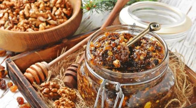 Для укрепления иммунитета применяют смесь: орехи, изюм, курага, мед и барсучий жир