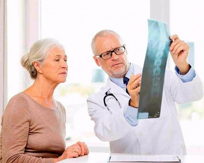 При первых симптомах необходимо немедленно обратиться к врачу