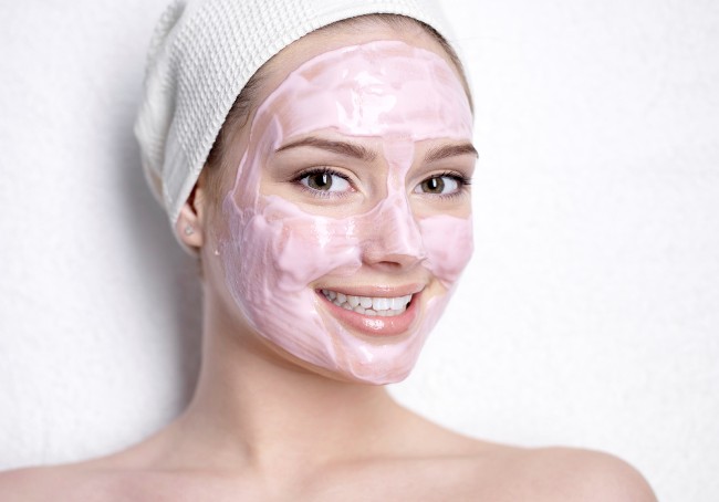 Маска из чайного гриба и клубники эффективно устраняет жирный блеск на лице