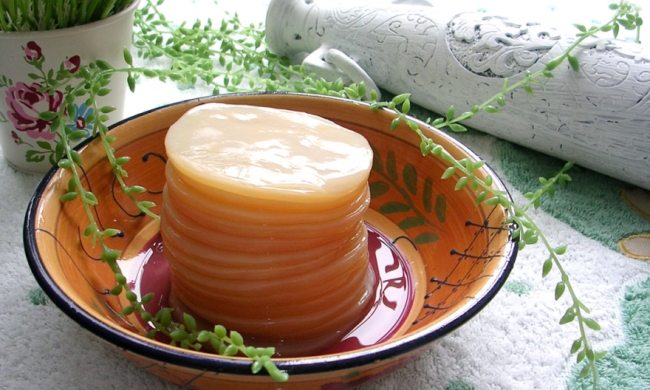 Чайный гриб обладает множеством целебных свойств. В его составе содержится большое количество витаминов и микроэлементов, благодаря чему он хорошо укрепляет иммунную систему