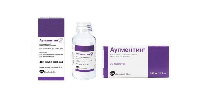 На фото таблетки Аугментин и суспензия.