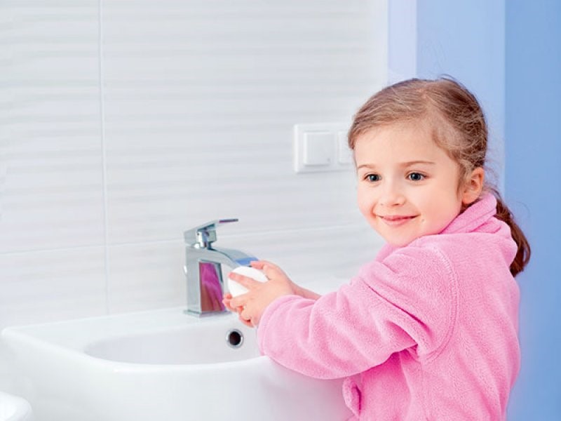 Родители просто обязаны привить своему ребенку елементарные правила гигиены, чтобы избежать серьезных проблем в будущем, например, возникновения глистов у малыша