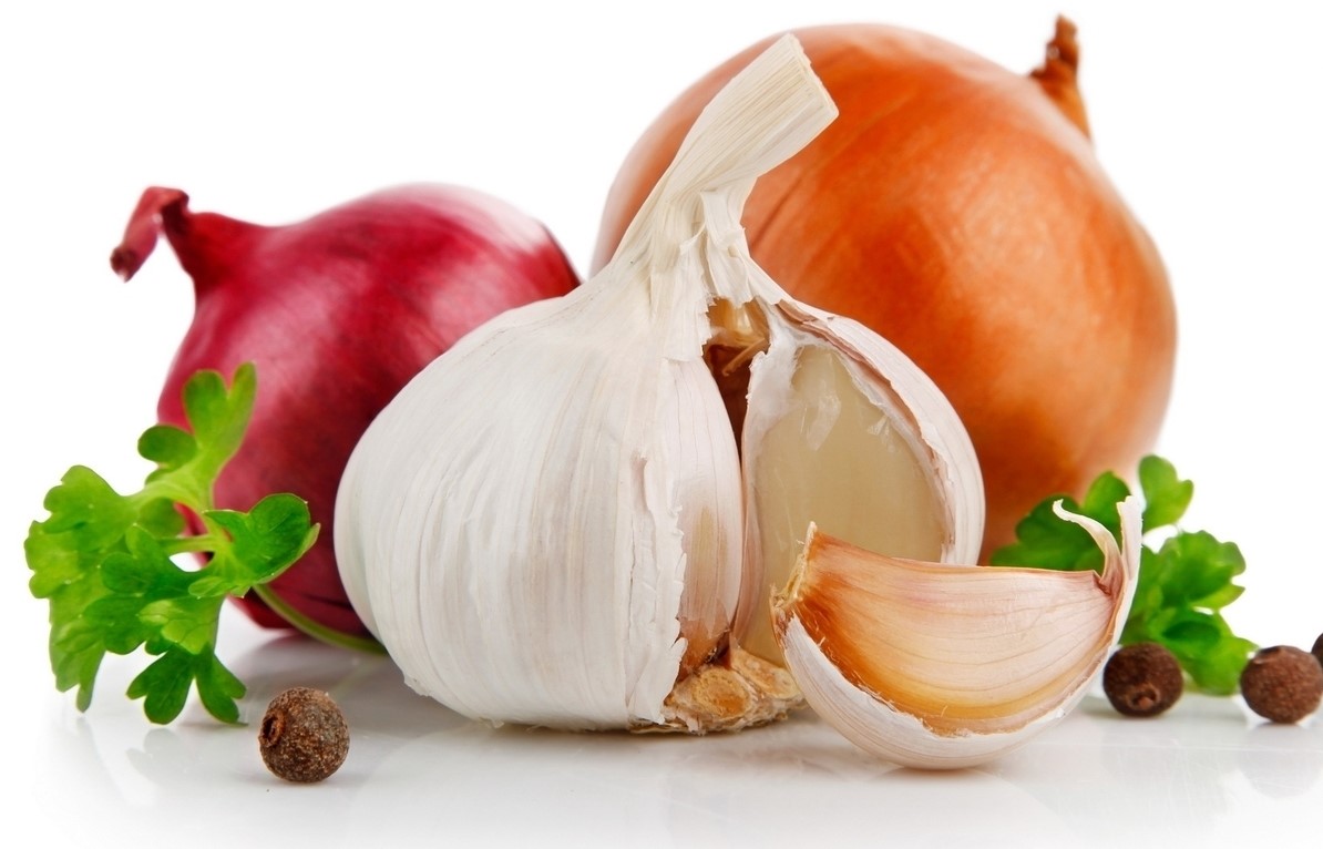 Нельзя также забывать об старых и эффективных рецептах для борьбы и профилактики с гельминтами - это такие полезные продукты, как чеснок и лук в сыром виде