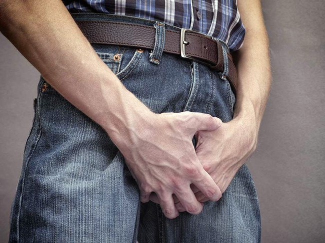 Гонорея у мужчин имеет такие проявления: жжение при мочеиспускании, выделение гноя при нажатии на головку члена, частые позывы к мочеиспусканию