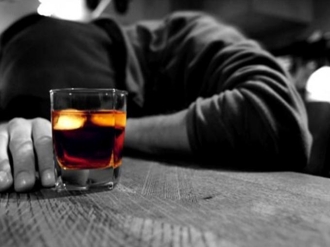 Белая горячка - это не "легкий" симптом, который просто пройдет спустя время, а реальная угроза для жизни при отсутствии надлежащего лечения.