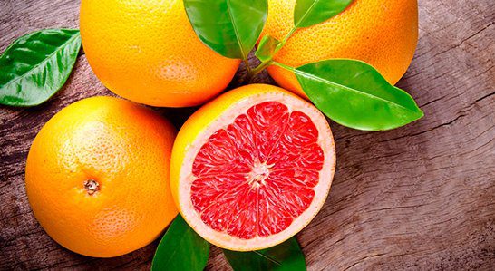 Citrus paradisi (латинское название растения) - субтропическое вечнозеленое дерево. Относится оно к роду Цитрус. Предполагается, что грейпфрут появился, как гибрид двух других растений, помело и апельсина