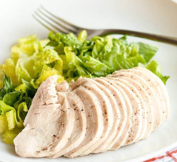 Вареная куриная грудка - один из разрешенных продуктов при язве