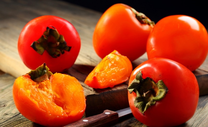Хурма - не только вкусное, но и полезное лакомство, ее полезно употреблять для профилактики простудных заболеваний и авитаминоза