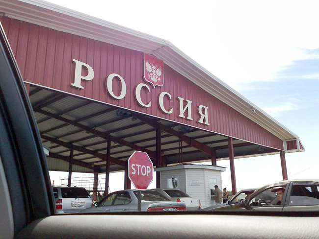 Причинами распространения кори в Москве могут быть большое количество трудовых мигрантов из Украины, где наблюдается настоящая эпидемия заболевания и распространение кори в Европе, где за 2017 год было выявлено более 10 тыс. случаев болезни, из них тридцать - со смертельным исходом