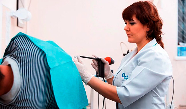 При появлении первых симптомов стоит обратиться к врачу для проведения диагностики и назначения соответствующего лечения, без которого болезнь будет прогрессировать, переходя на стадии, угрожающие здоровью человека