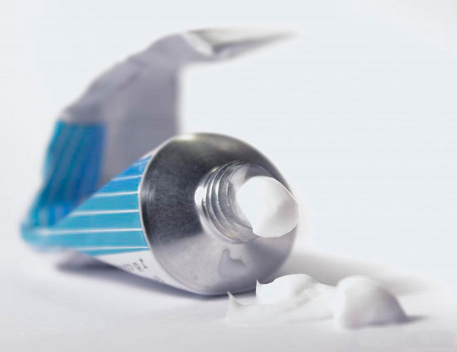 Наиболее популярными и эффективными средствами при борьбе с анальной трещиной являются свечи и мази, которые позволяют снять боль, спазм и устранить запор