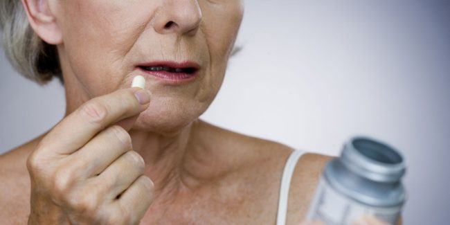 Суточную дозу следует разделить на 2-3 приема, принимать во время еды. Таблетки следует запивать стаканом воды