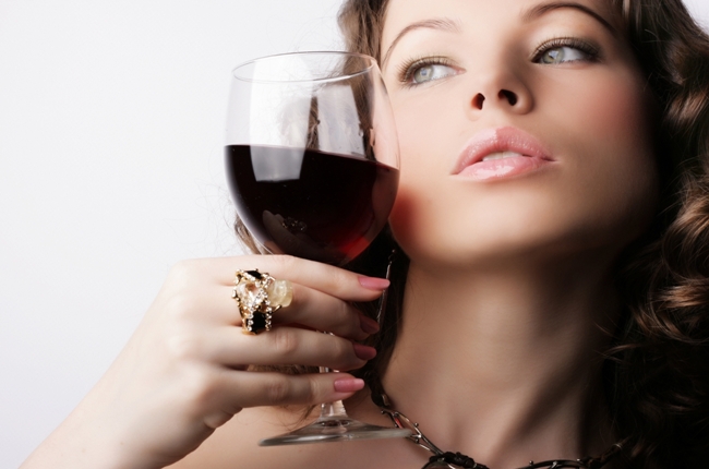 Сгустки крови при месячных могут возникать у женщин, которые злоупотребляют спиртным