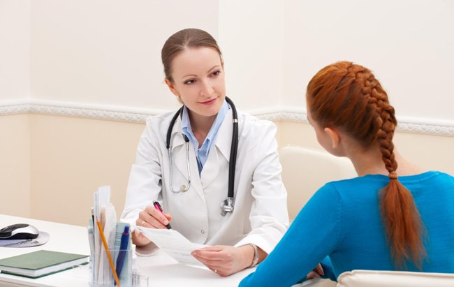 Месячные со сгустками крови могут свидетельствовать о патологии половой системы, особенно если эти симптомы дополняются нарушением общего состояния организма