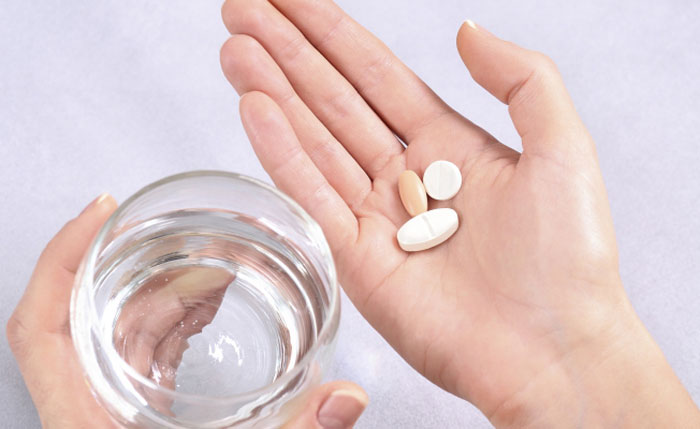 Поскольку приобрести лекарство в аптеке невозможно (оно поставляется сугубо в специализированные медучреждения), то и о каком-то способе проведения аборта дома речи не идет. Все происходит только под строгим контролем опытных специалистов