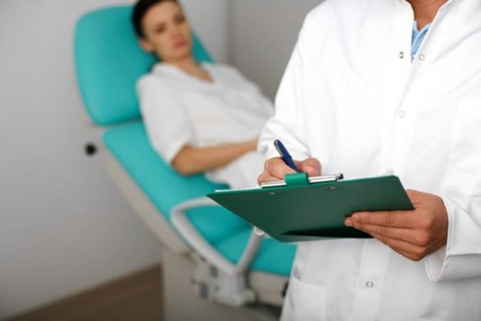 Перед приемом Мифепристона назначается ряд анализов, чтобы убедиться в здоровье женщины. Именно этот процесс аборта врачи считают наиболее щадящим и безопасным для женского организма, нежели хирургическое вмешательство