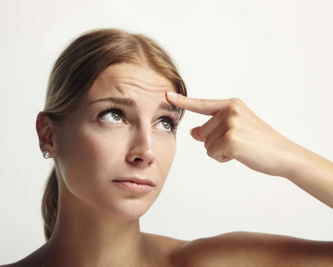 Первые бороздки и морщины на лбу могут появиться у женщин и мужчин в 25-30 лет. Такая проблема доставляет женщины массу неприятных ощущений