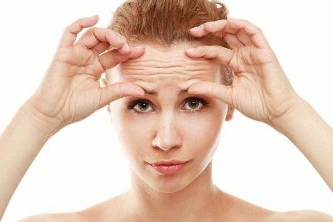 Из-за распространенности проблемы очень многие женщины (да и представители сильного пола) интересуются, как избавиться от морщин на лбу. Чтобы добиться успеха, лучше всего обратиться к специалисту-косметологу