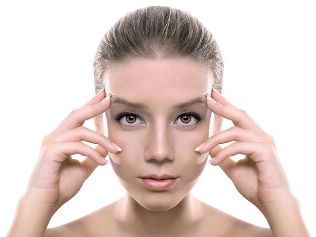 Массаж и гимнастику для лица можно начинать уже в 20-25 лет. В это время кожа молодая, подтянутая, и регулярные упражнения помогут дольше сохранить ее в этом состоянии