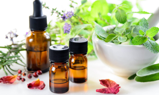 Отвары и масла из целебных трав, помогут избавиться от неприятного запаха изо рта