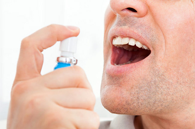 Освежитель-спрей, быстро уберет неприятный запах и придаст дыханию мятный аромат, но для полного решения проблемы необходимо выявить и устранить причину появления запаха