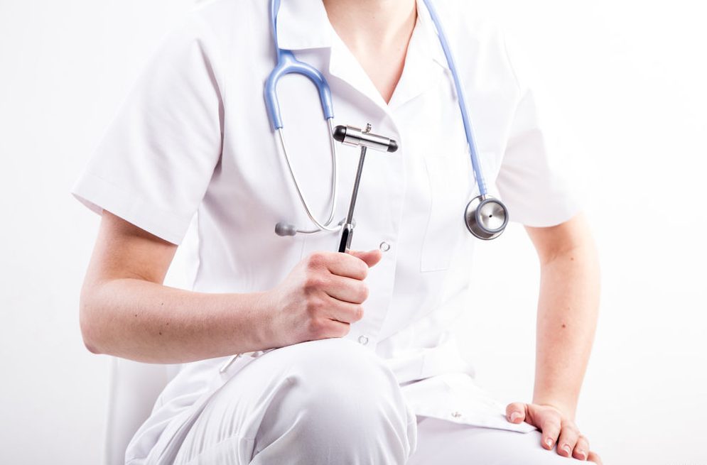 Невропатолог занимается диагностикой и лечением патологий нервной системы