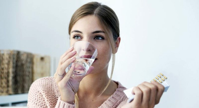 Таблетки Нифуроксазид, можно принимать независимо от приема пищи, таблетки не надо разжевывать, их проглатывают запиваю большим количеством негазированной воды