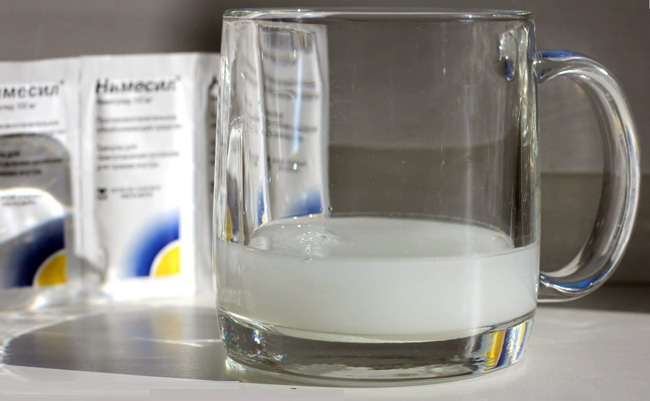 Нимесил выпускают в виде светло-желтого порошка расфасованного в пакетики. Принимают его растворив в воде