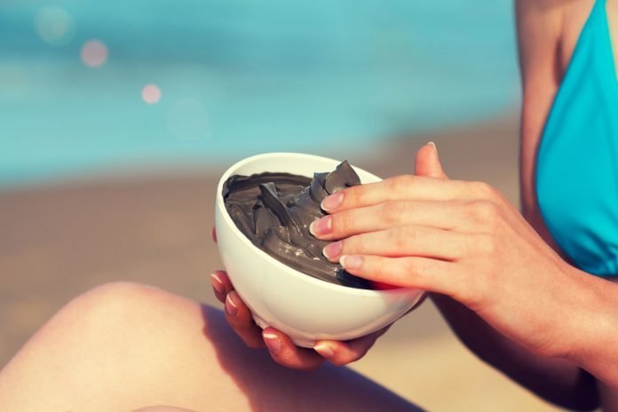 Обертывание с применением глины отлично подойдет как для устранения проблем, так и для профилактики