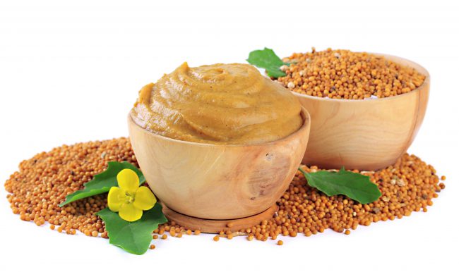 Горчица оказывает тепловой эффект, особенно если ее обернуть пленкой и накрыть тело одеялом