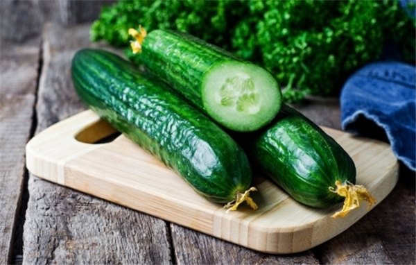 Тщательно выбирайте продукт. Лучше отказаться от его покупки в зимнее время, а летом за огурцами лучше отправиться на рынок