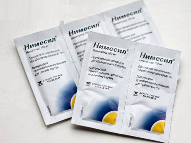Успокоит лихорадочное состояние и понизит температуру на фоне инфекции Нимесил, у которого обезболивающий и жаропонижающий эффект достигается путем угнетения роста и распространения болезнетворных клеток в очагах воспаления