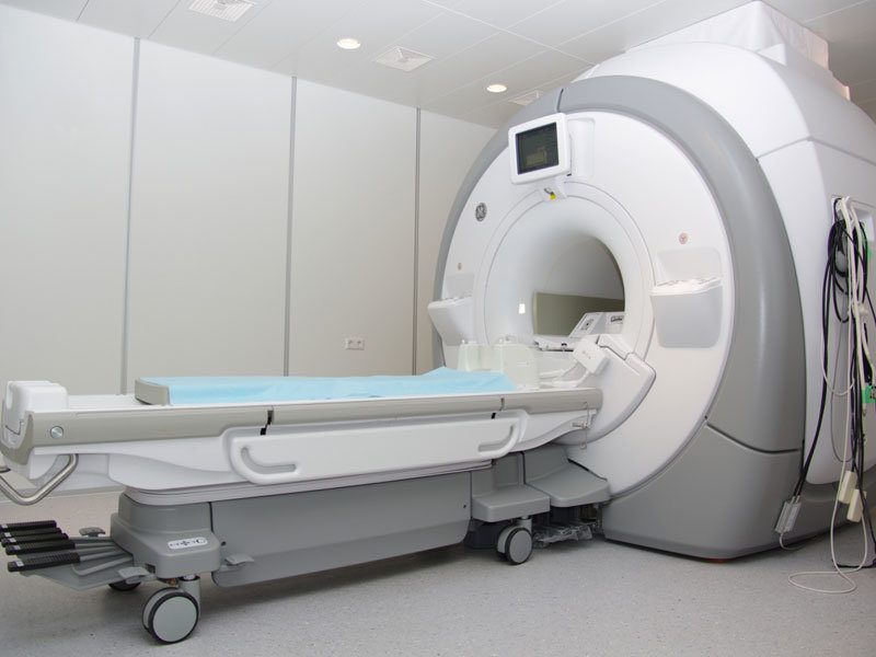 Аппарат МРТ представляет собой трубчатую машину, которая использует магнитное поле, радиоволны и компьютер для преобразования сигналов от тела в изображения органов и структур тела.