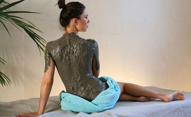 Маска из белой глины - отличное средство от прыщей на спине