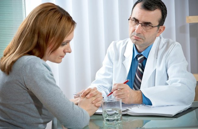 Психотерапевт помогает преодолеть жизненные кризисы