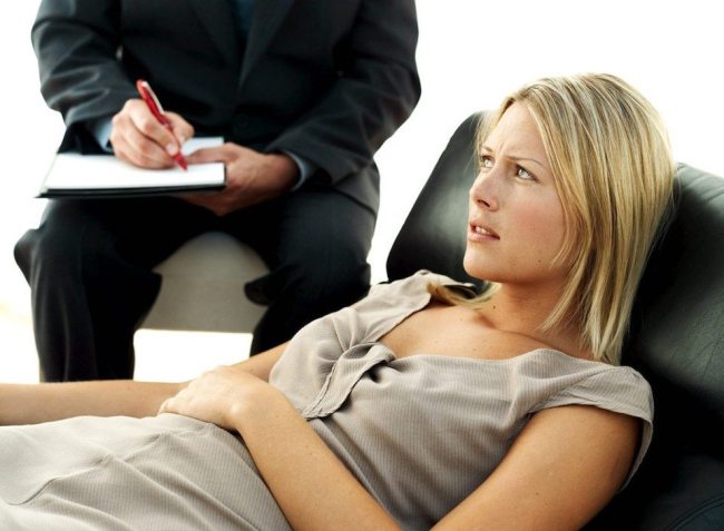 Психотерапевту важно выявить первопричину заболевания, после этого он подбирает тактику лечения