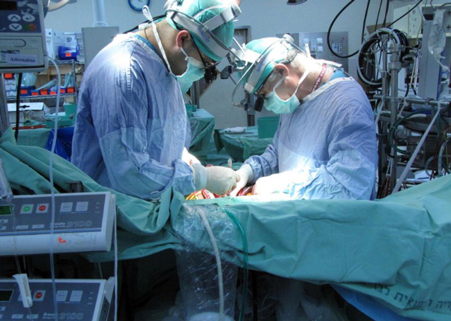 Не смотря на то, что в некоторых случаях пупочная грыжа не доставляет дискомфорта, эта патология чревата обострениями, среди которых наиболее частое - ущемление. При ущемлении, необходимо экстренное хирургическое вмешательство