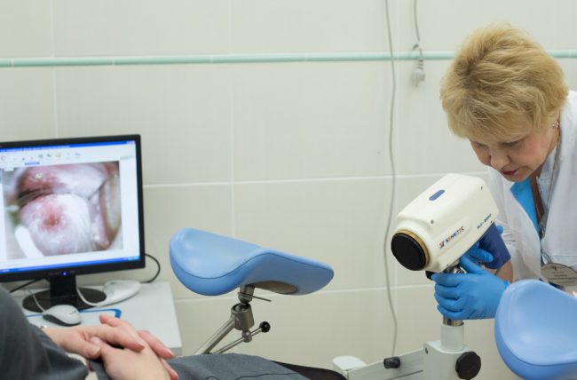 Симптомы рака шайки матки на ранней стадии обнаружить очень сложно, поэтому для предотвращения развития заболевания, нужно в обязательном порядке регулярно посещать гинеколога (не реже 1 раза в год), а также проводить скрининг