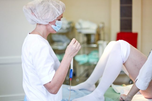 Лечение рака шейки матки комбинированное и включает операцию, химиотерапию и лучевую терапию. В каждом конкретном случае лечение назначается индивидуально, это зависит как от стадии заболевания, сопутствующих заболеваний, состояния шейки матки