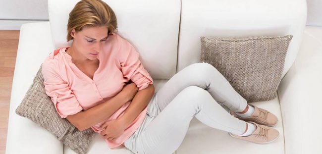 По статистике первые признаки рака желудка возникают у людей, которые имеют вредные привычки (фаст-фуд, жирная, пережаренная, острая и копченая пища), нарушают режим питания (еда всухомятку, быстрые перекусы)