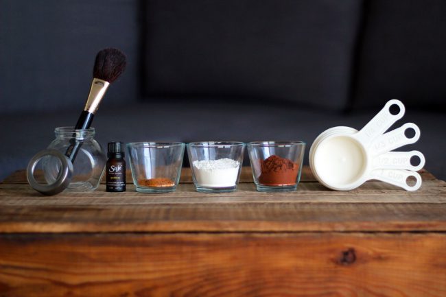 Сухим шампунем можно пользоваться каждый день без угрозы навредить коже головы, а займет это не больше 10 минут