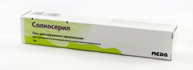 Солкосерил-мазь следует наносить тонким слоем прямо на раневую поверхность. Мазь наносится на раневую поверхность 2-3 раза в день. Перед нанесением мази необходимо обработать рану антисептическим раствором при помощи чистого марлевого тампона