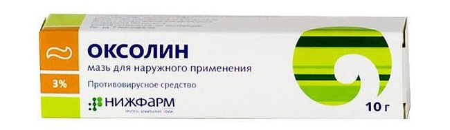 Оксолиновая мазь является противовирусным средством наружного применения. Действующее вещество – оксолин, блокирует места связывания вируса с поверхностью мембраны клеток и этим самым не позволяет вирусу проникать внутрь