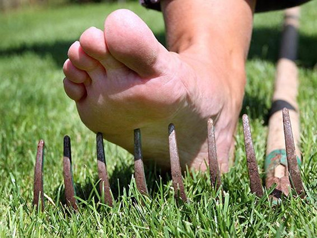 Столбняк попадает в организм через открытые раны, пик заболевания приходится на период с апреля по октябрь, при ходьбе босиком через ранение стоп