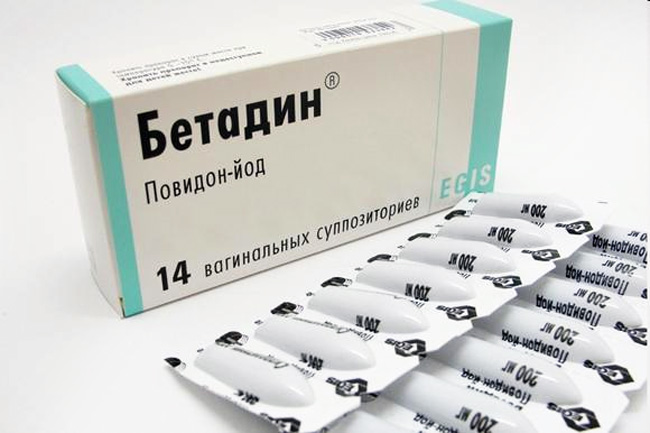 После введения во влагалище суппозитория Бетадин активное действующее вещество начинает разлагаться, выделяя при этом йод, благодаря которому и происходит, практически мгновенное, уничтожение всех болезнетворных микроорганизмов, вирусов, грибков